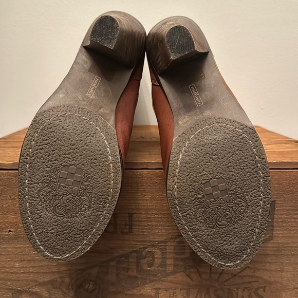 Vince Camuto gorgeous leather boots - Picture 5 of 7